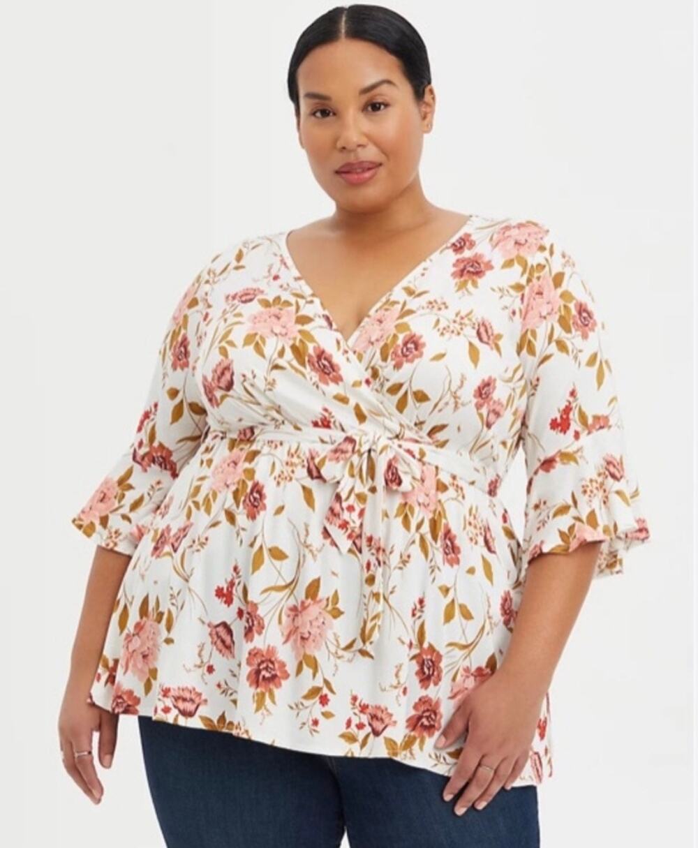 ✨2/$30✨ Torrid Floral Surplice Babydoll Top Size 0 White Tie Waist Flutter